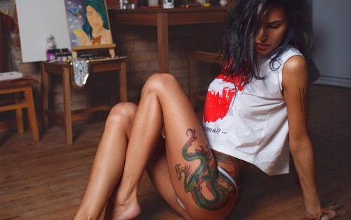 SENSUALITY___Alex_Aleksandr_model_legs_tattoos_lips_shirt_1920x1200.jpg