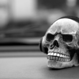 headphones_dark_horror_skull_bw_black_white_1920x1200